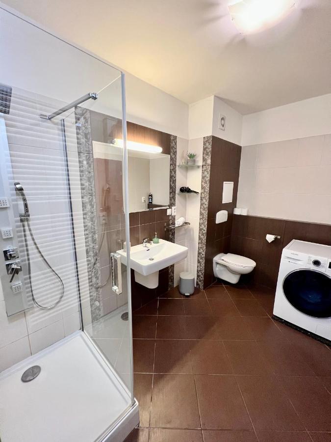 Bl Luxury Apartment, 24hr Self Check-in, Free Private Garage Parking, Panoramic Views From Balcony, 5 Minute Walk To Center Банська Бистриця