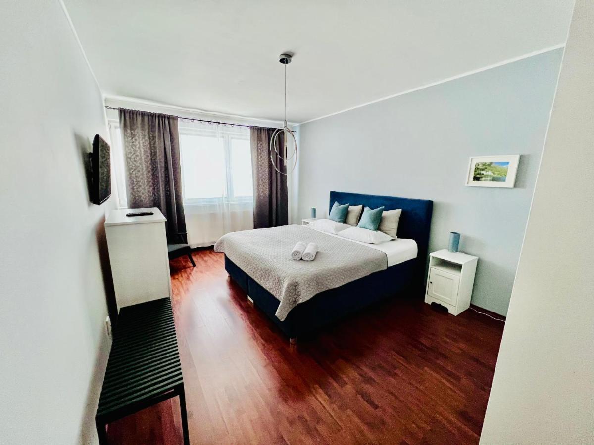 Bl Luxury Apartment, 24hr Self Check-in, Free Private Garage Parking, Panoramic Views From Balcony, 5 Minute Walk To Center