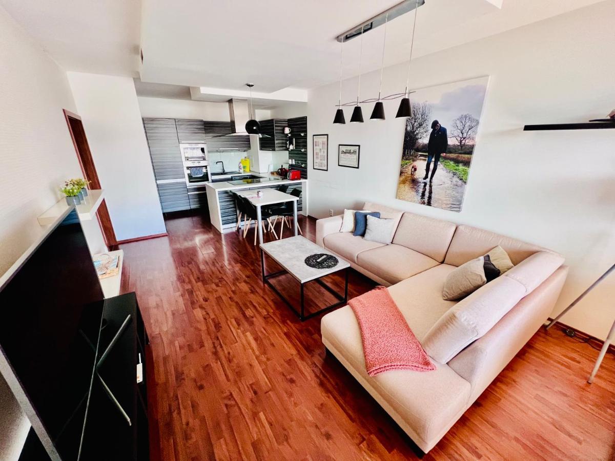Bl Luxury Apartment, 24hr Self Check-in, Free Private Garage Parking, Panoramic Views From Balcony, 5 Minute Walk To Center
