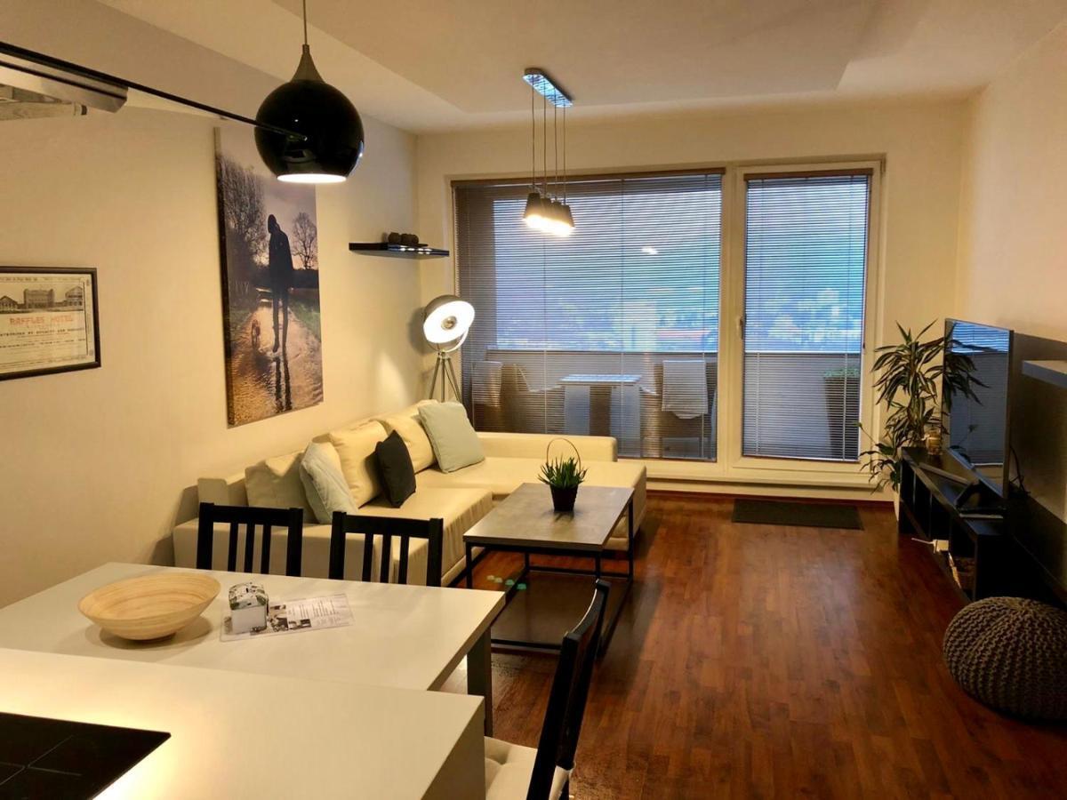 Bl Luxury Apartment, 24hr Self Check-in, Free Private Garage Parking, Panoramic Views From Balcony, 5 Minute Walk To Center Банська Бистриця